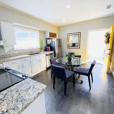No Ho Yellow Door Bungalow Tampa Bagian luar foto